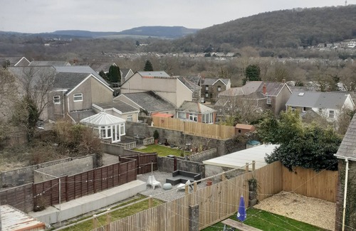 Pontardawe Apartment | Fantastic split level apartment with mountain view