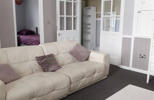 Pontardawe Apartment | Fantastic split level apartment with mountain view