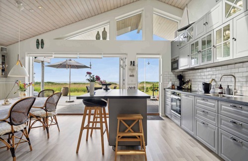Øer Strand House | Fantastic summer house with sea view