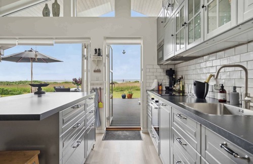 Øer Strand House | Fantastic summer house with sea view