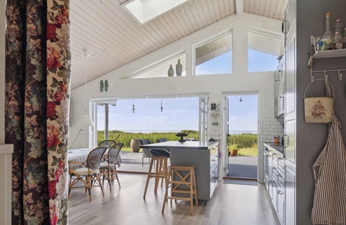 Øer Strand House | Fantastic summer house with sea view