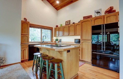 Sunriver House | Fantastic Sunriver Escape, Dog Friendly, Hot Tub, Bikes, SHARC Passes, A/C, Fireplace, Workstation