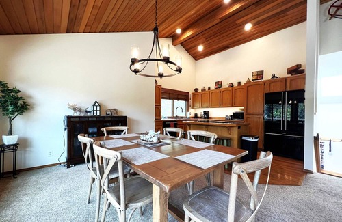 Sunriver House | Fantastic Sunriver Escape, Dog Friendly, Hot Tub, Bikes, SHARC Passes, A/C, Fireplace, Workstation