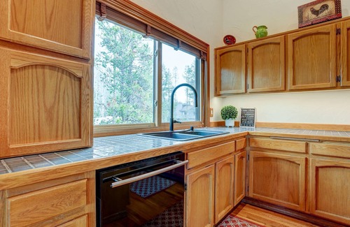 Sunriver House | Fantastic Sunriver Escape, Dog Friendly, Hot Tub, Bikes, SHARC Passes, A/C, Fireplace, Workstation