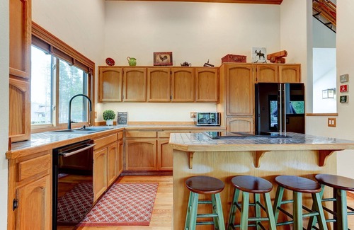 Sunriver House | Fantastic Sunriver Escape, Dog Friendly, Hot Tub, Bikes, SHARC Passes, A/C, Fireplace, Workstation