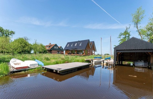 Goengahuizen House | Fantastic vacation home on private island in Friesland