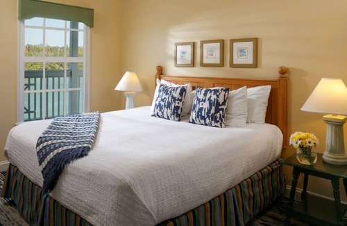 Key West Resort | Fantasy Fest FUN in Key West! 2-bdrms, 2 baths, Kitchen, Laundry, pool, balcony