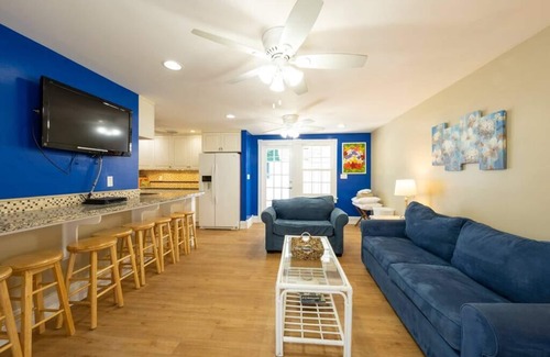 Old Town House | Fantasy Tonight Pool Walk to Duval Sleeps 16