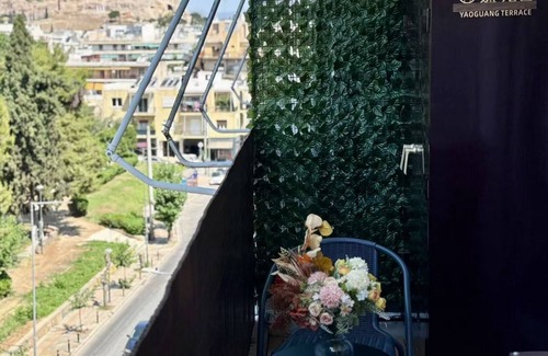 Kinosargous Apartment | Farglow Castle- a traditional hut with a view of the city from the sun terrace.