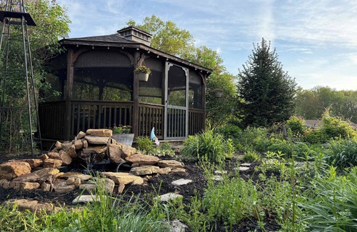 Willington Apartment | Farm - Animals - Barn - Gazebo - Fire Pit - 2xKing