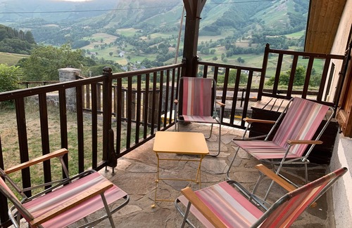 Mandailles-Saint-Julien House | Farm Cottage at Puy Mary