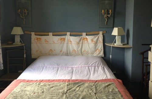 Les Baux-de-Breteuil House | Farm cottage with breathtaking view of the Priory