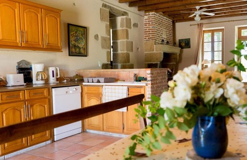 Souvigny Cottage | Farm Cottage with Pool and Wifi in Souvigny