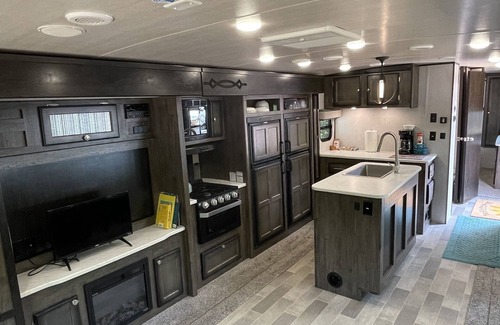 Hot Springs House | Farm Glamping @ The Sage Getaway RV