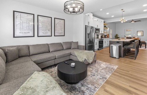 Indianapolis House | Farm House DT Indy w/Pool Table