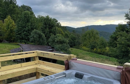 Hot Springs Cabin | Farm Stay at Brooks Cabin, pet friendly!