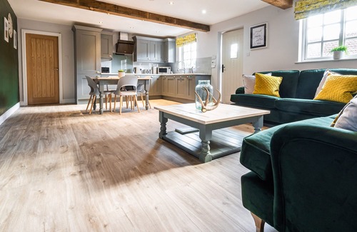 Dunholme Cottage | FARMCOURT BARN 57 EASTFIELD LANE, family friendly in Welton