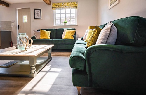 Dunholme Cottage | FARMCOURT BARN 57 EASTFIELD LANE, family friendly in Welton