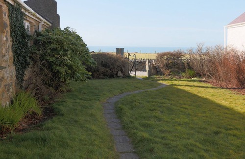 Clynnogfawr Cottage | Farmhouse boasts sea and mountain views and it really is a little slice of paradise.