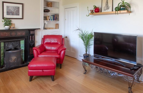 Clynnogfawr Cottage | Farmhouse boasts sea and mountain views and it really is a little slice of paradise.