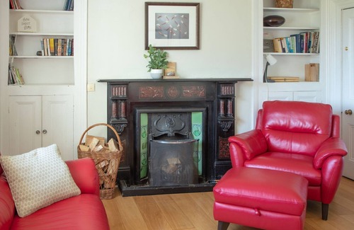 Clynnogfawr Cottage | Farmhouse boasts sea and mountain views and it really is a little slice of paradise.