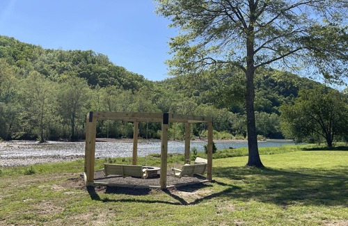 Glenwood House | Farmhouse: Caddo River Cabin with a Slide, & Fire pit+Swings+Hammocks+Volleyball