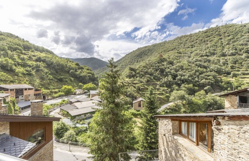 Castellbo House | Farmhouse 'El Raco De Cal Maró' with Mountain View, Private Terrace and Wi-Fi
