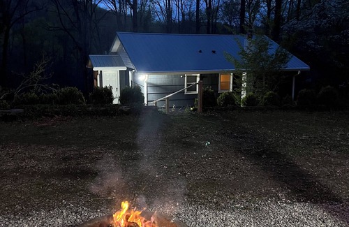 Saluda House | Farmhouse in private setting close to town