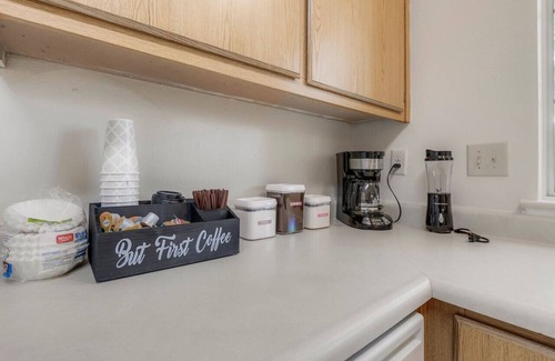 Chico House | Farmhouse next to Pool w King Suite Coffee Bar