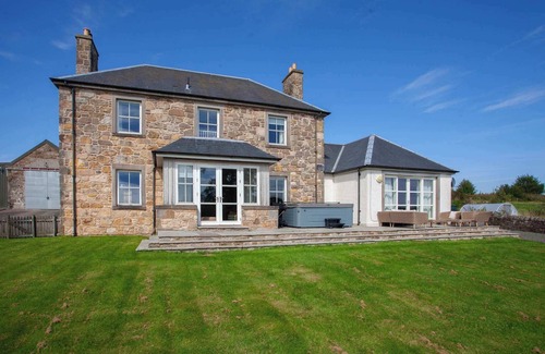 Bishopton House | Farmhouse Retreat with Large Hot Tub