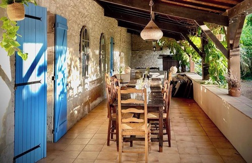 Eymet House | Farmhouse Sleeps 11 with Shared Pool