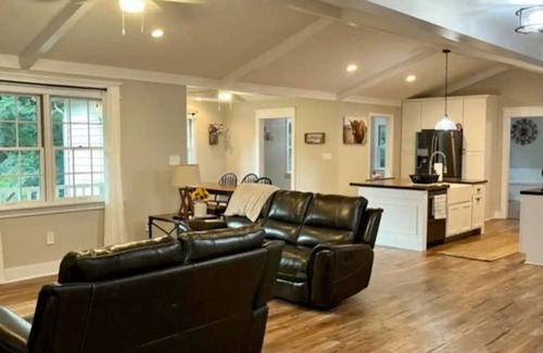 James City House | Farmhouse vibes, hidden gem in New Bern!