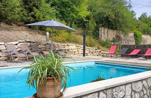 Barret-sur-Meouge Cottage | Farmhouse with swimming pool and river nearby