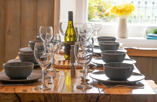 Bryn-crug House | Farmhouse with Log Fire & On-Site Dog Field