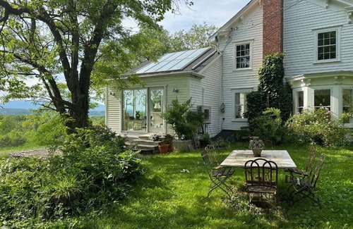 Germantown House | Farmhouse with undisturbed, magical views and european decoration