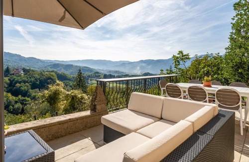 Mologno Villa | * Farmhouse with views * Walk to everything