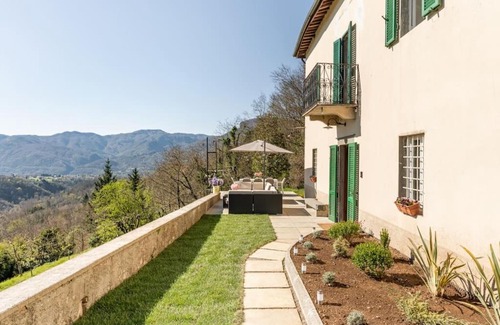 Mologno Villa | * Farmhouse with views * Walk to everything