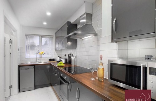 Rushmoor District Apartment | Farnborough - 2 Bedroom House - With Parking