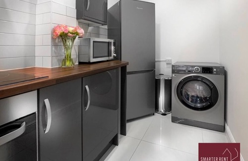 Rushmoor District Apartment | Farnborough - 2 Bedroom House - With Parking