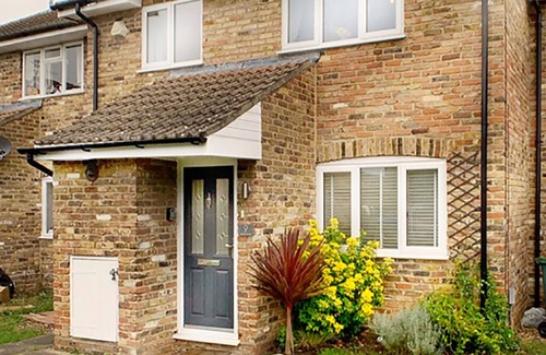 Rushmoor District Apartment | Farnborough - 2 Bedroom House - With Parking