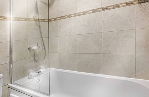 Rushmoor District Apartment | Farnborough - 2 Bedroom House - With Parking