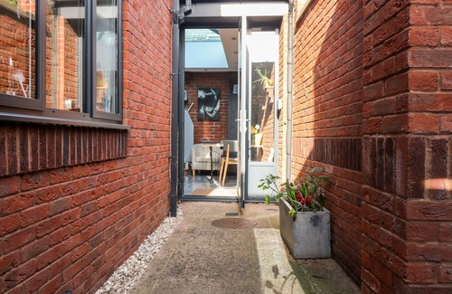 Budleigh Salterton Cottage | FARRIERS RETREAT, pet friendly, with a garden in Budleigh Salterton