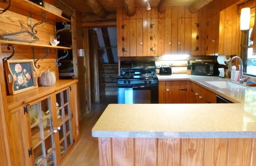 Black Mountain Cabin | Farside CabinnSecluded mountain top getaway with mountain views & rustic charm