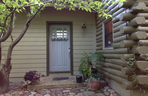Black Mountain Cabin | Farside CabinnSecluded mountain top getaway with mountain views & rustic charm