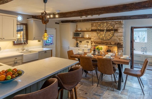 Burford Cottage | Farthingdales - sleeps 4 guests in 2 bedrooms