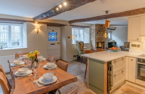 Burford Cottage | Farthingdales - sleeps 4 guests in 2 bedrooms