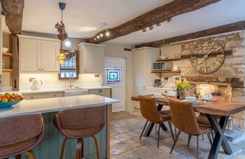 Burford Cottage | Farthingdales - sleeps 4 guests in 2 bedrooms