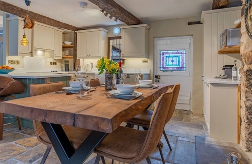 Burford Cottage | Farthingdales - sleeps 4 guests in 2 bedrooms