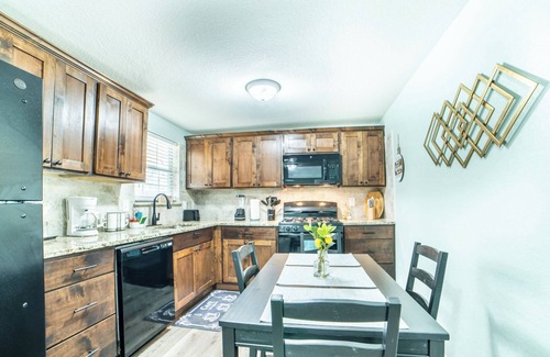 Near East Side Cottage | Fascinating 1br/1 BA Near Festive DT and Riverwalk