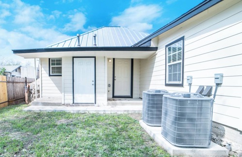 Near East Side Cottage | Fascinating 1br/1 BA Near Festive DT and Riverwalk